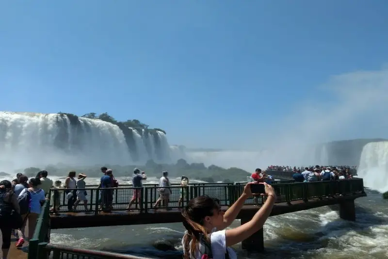 Vista panorámica de las Cataratas del Iguazú desde Brasil