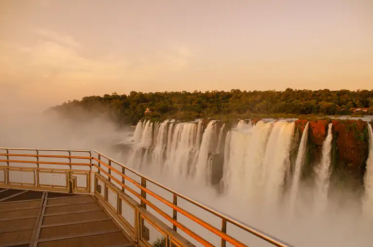 Vehículo de traslado privado en Puerto Iguazú rumbo al aeropuerto IGR y las Cataratas del Iguazú