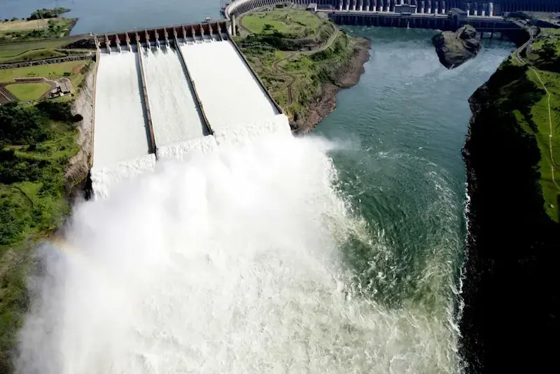 Represa Binacional Itaipú — una de las 7 maravillas del mundo moderno en Foz do Iguaçu