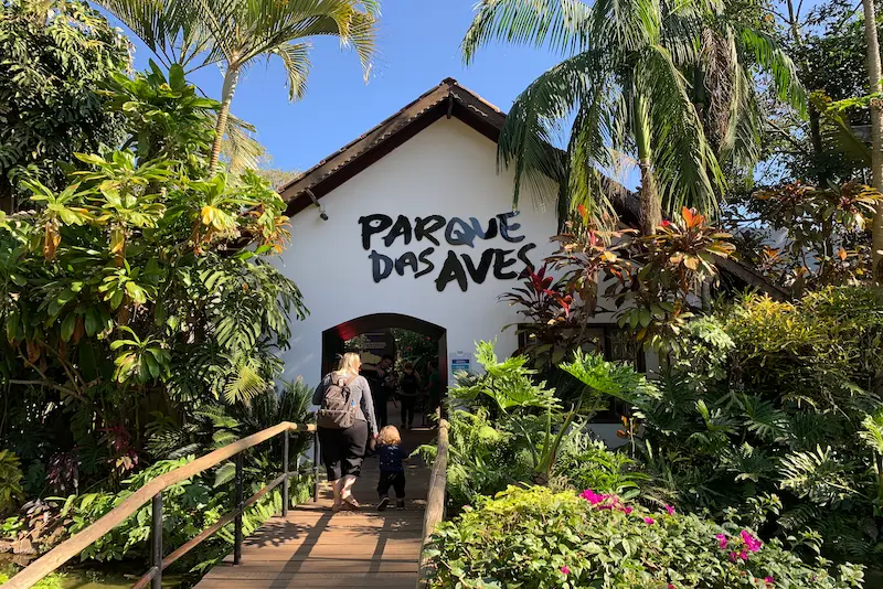 Parque das Aves — guacamayos y aves tropicales en aviarios de inmersión en Foz do Iguaçu