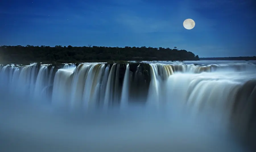 Paseo de Luna Llena — Cataratas del Iguazú de noche